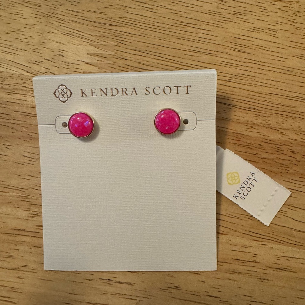 NWT Kendra Scott Sienna Gold Bright Pink Kyocera Opal earrings (no jackets)